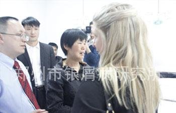 专家们与患者家属们进行交流安慰他们放心