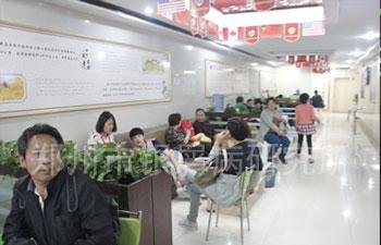 在休息区等待专家会诊的患者们