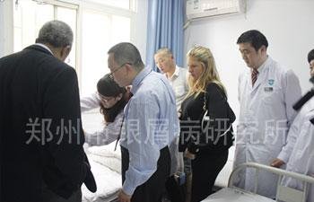 美、加专家参观医院病房,并对临床治疗进行指导
